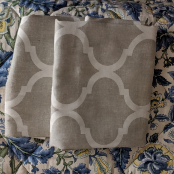 Drapes - Picture 1 of 2